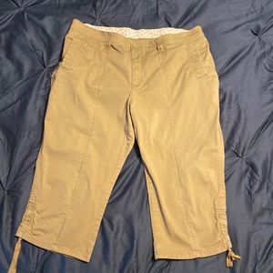 Women’s tan Lee capris